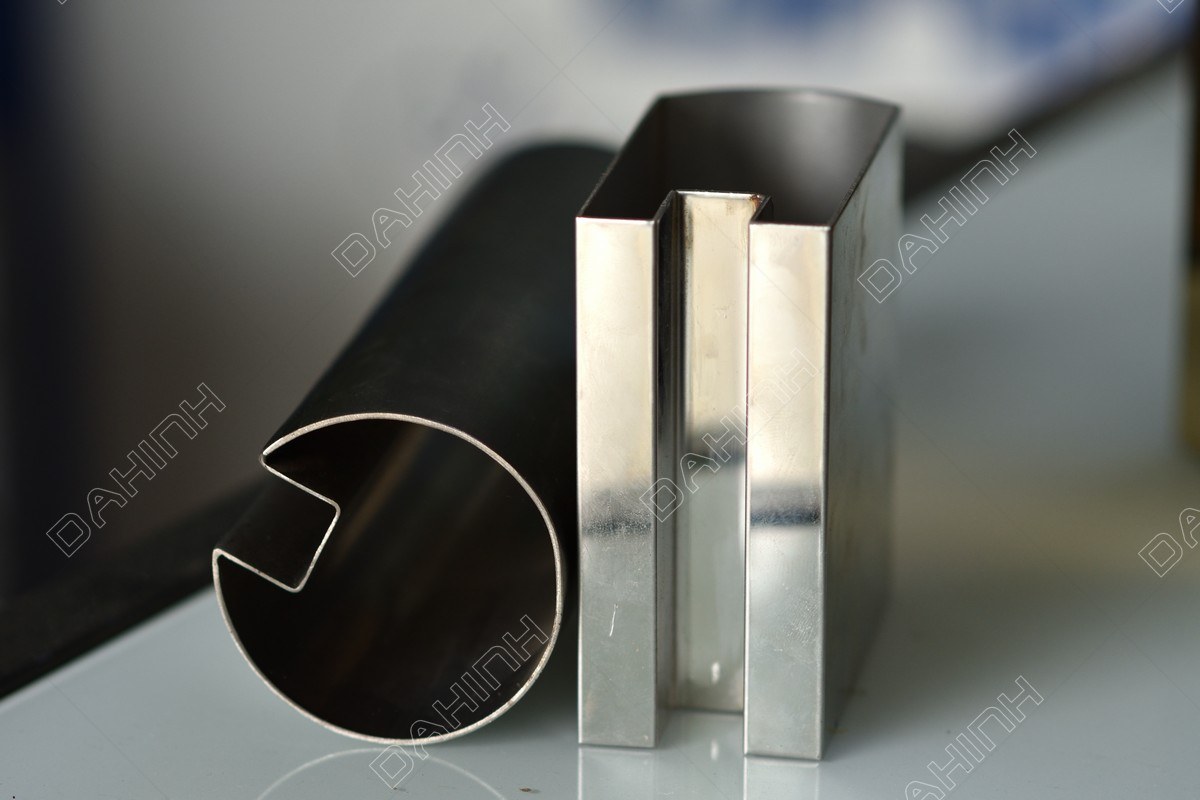 Gia công chấn gấp soi rãnh V CNC inox cho lan can, cửa cổng theo yêu cầu