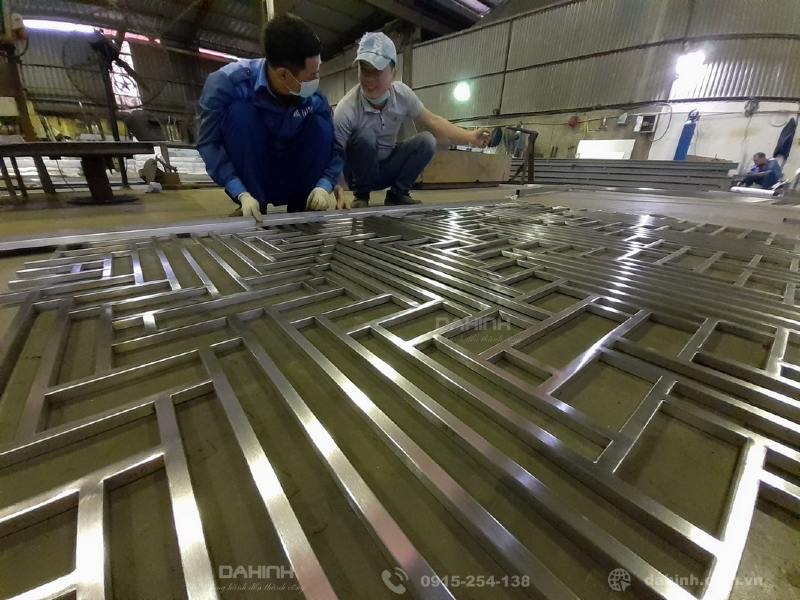 Gia-cong-vach-ngan-inox-mang-vang-tai-ha-noi
