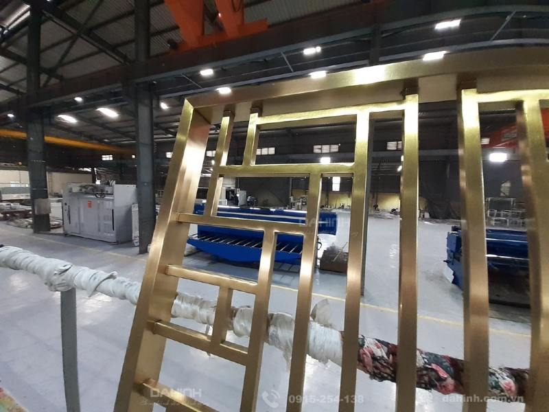 Gia-cong-vach-ngan-inox-mang-vang-tai-ha-noi