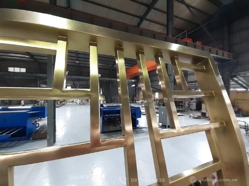 Gia-cong-vach-ngan-inox-mang-vang-tai-ha-noi