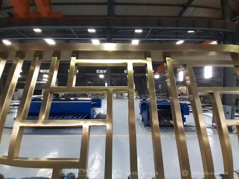 Gia-cong-vach-ngan-inox-mang-vang-tai-ha-noi