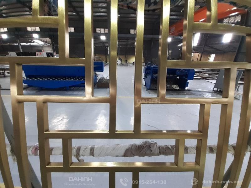 Gia-cong-vach-ngan-inox-mang-vang-tai-ha-noi